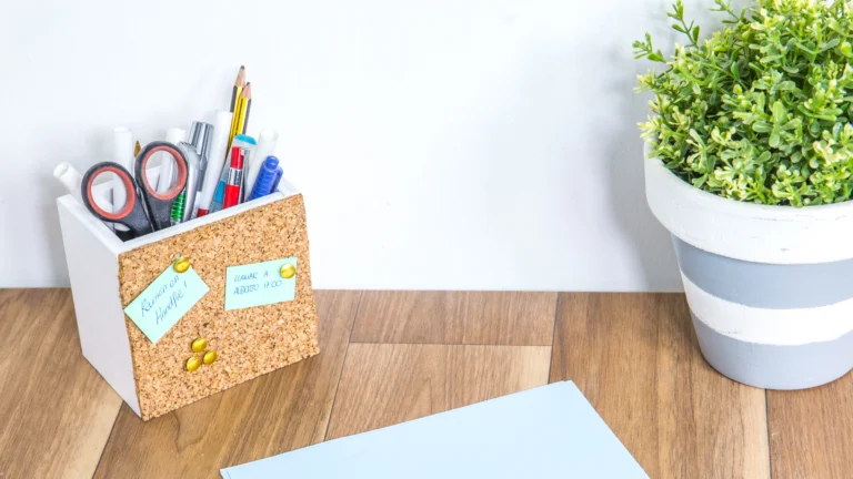 ¿Cómo hacer un portalápices con madera y corcho?