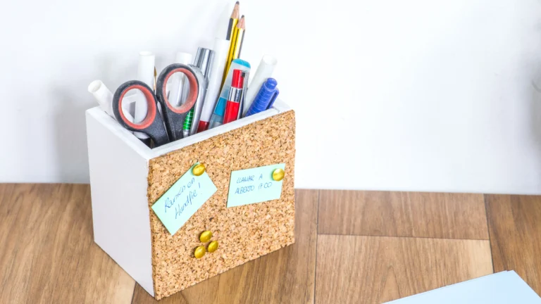 ¿Cómo hacer un portalápices con madera y corcho?