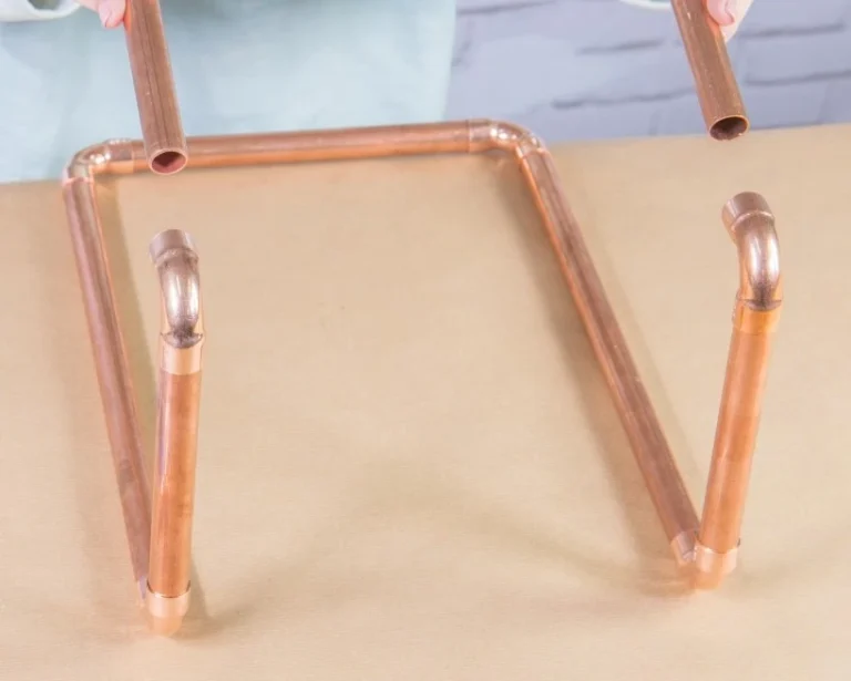 ¿Cómo hacer un revistero con tubos de cobre?