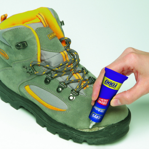 Pegar y sellar una bota de trekking