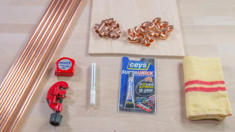 ¿Cómo hacer una cesta con tubos de cobre?