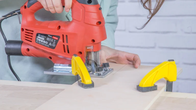 ¿Cómo hacer un portalápices con madera y corcho?
