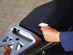 Reparar el sillín de la moto
