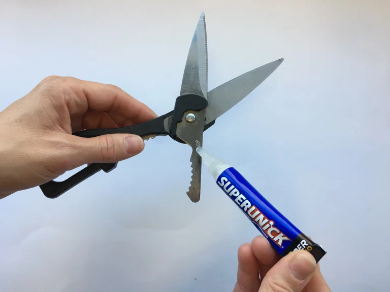 Arreglar unas tijeras rotas